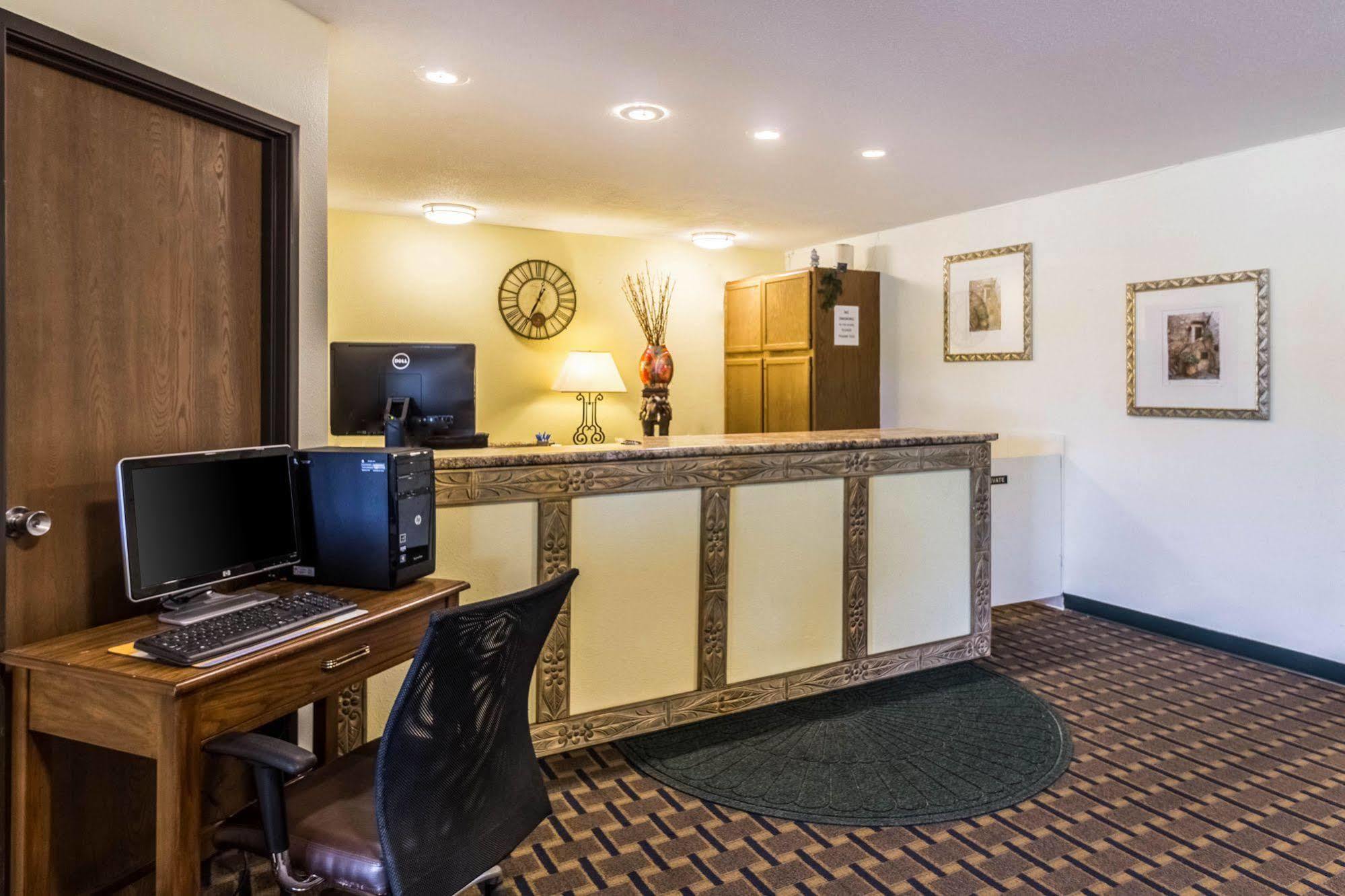 בריינרד Rodeway Inn מראה חיצוני תמונה