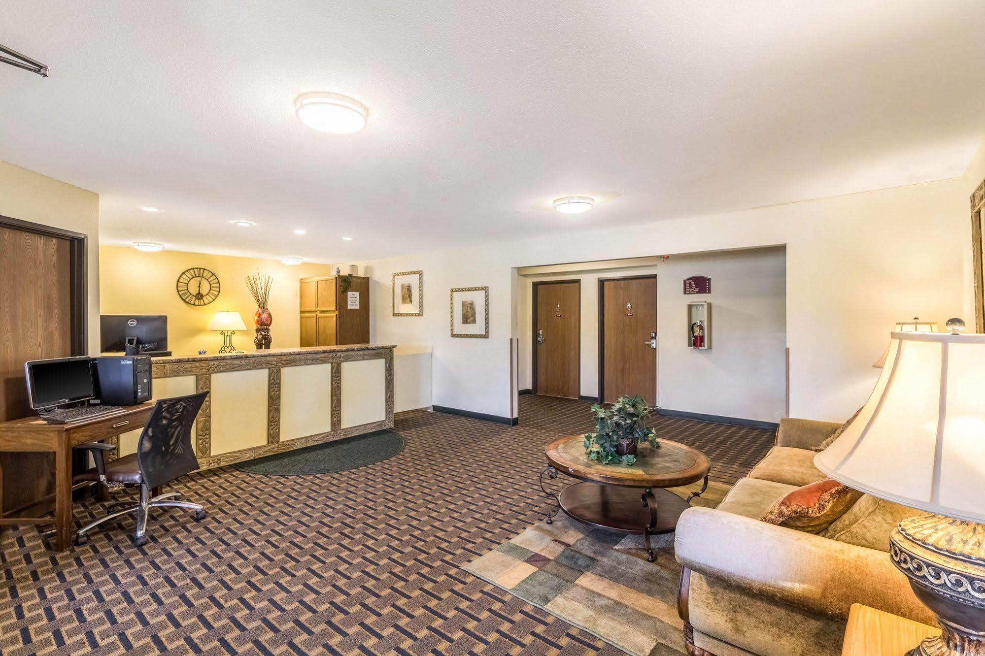 בריינרד Rodeway Inn מראה חיצוני תמונה