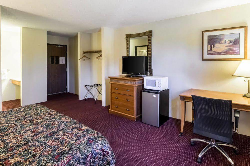 בריינרד Rodeway Inn מראה חיצוני תמונה